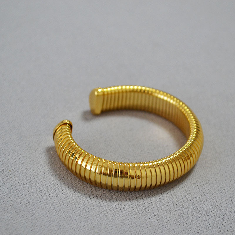 Classic Gold Bracelet with Timeless Appeal