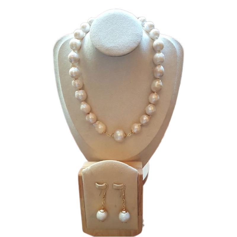 Classic Pearl Necklace with Timeless Appeal
