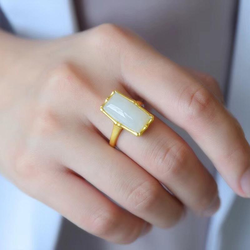Classic Gold Ring with Timeless Appeal