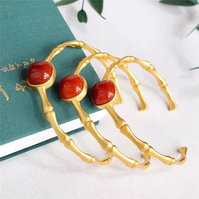 Romantic Gold Bracelet for Special Moments