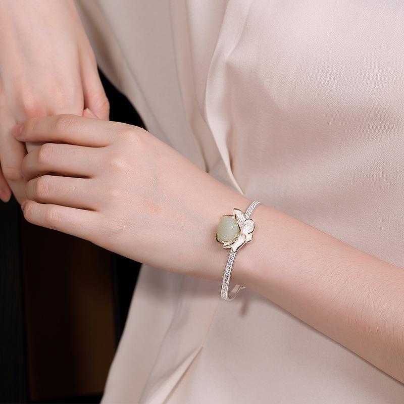 Romantic Gold Bracelet for Special Moments