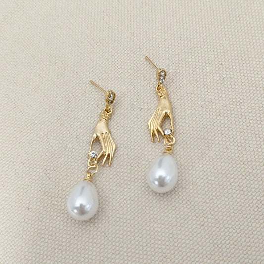 Classic Pearl Earring with Timeless Appeal
