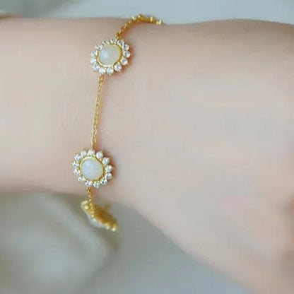 Romantic Gold Bracelet for Special Moments