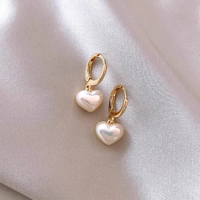Classic Pearl Earring with Timeless Appeal