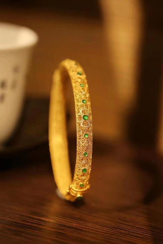 Romantic Gold Bracelet for Special Moments