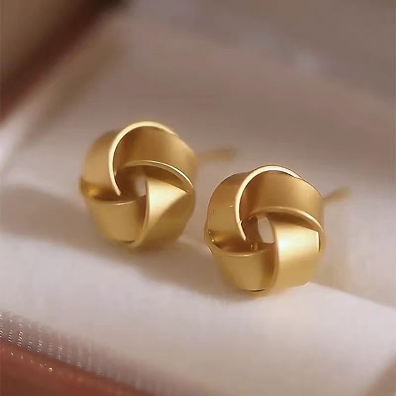 Romantic Gold Earring for Special Moments