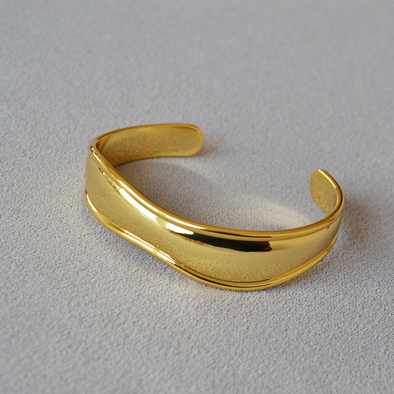 Charming Gold Bracelet for Any Occasion
