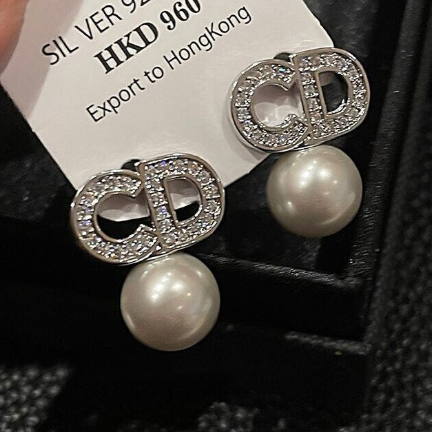 Beautiful Pearl Earring with Unique Style