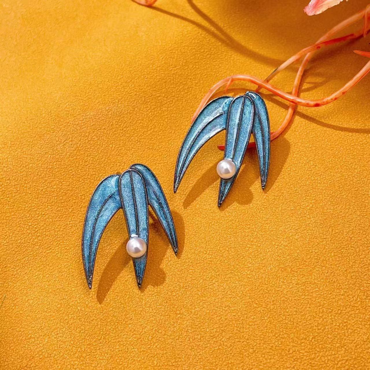 Beautiful Gold Earring with Unique Style