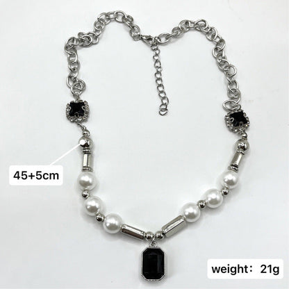 Beautiful Pearl Necklace with Unique Style