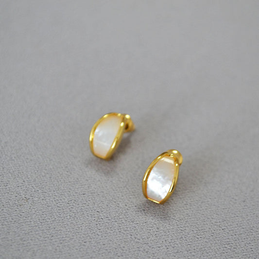 Classic Gold Earring with Timeless Appeal