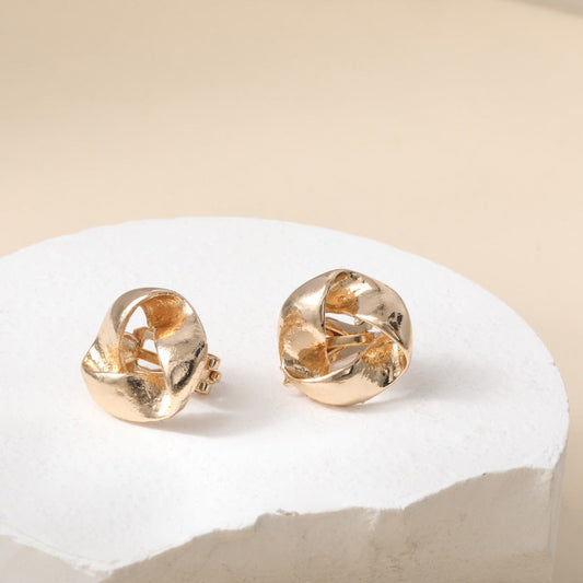 Classic Gold Earring with Timeless Appeal