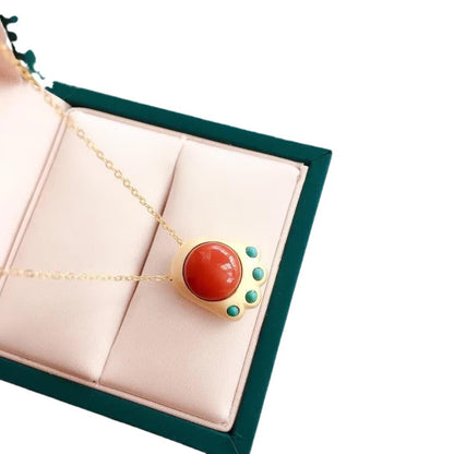 Classic Gold Pendant with Timeless Appeal