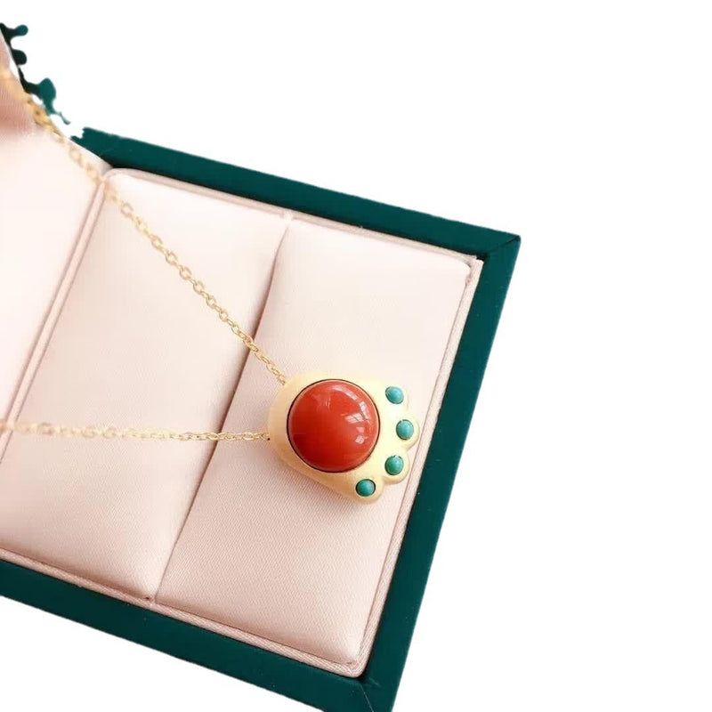 Classic Gold Pendant with Timeless Appeal