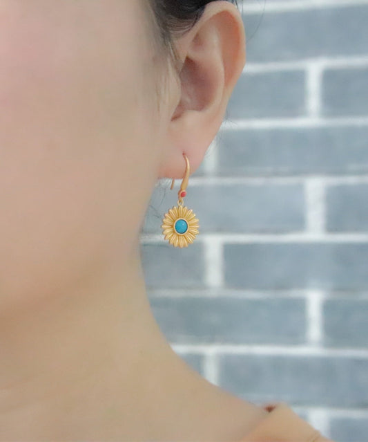 Classic Gold Earring with Timeless Appeal