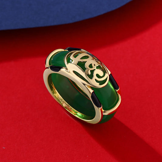 Classic Gold Pendant with Timeless Appeal