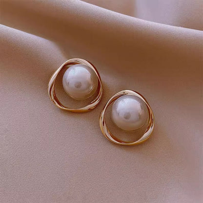 Romantic Pearl Earring for Special Moments