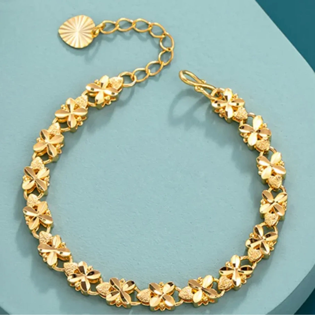 Charming Gold Bracelet for Any Occasion