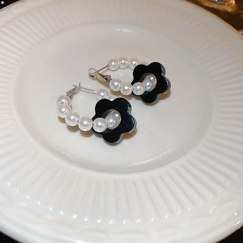 Classic Pearl Earring with Timeless Appeal