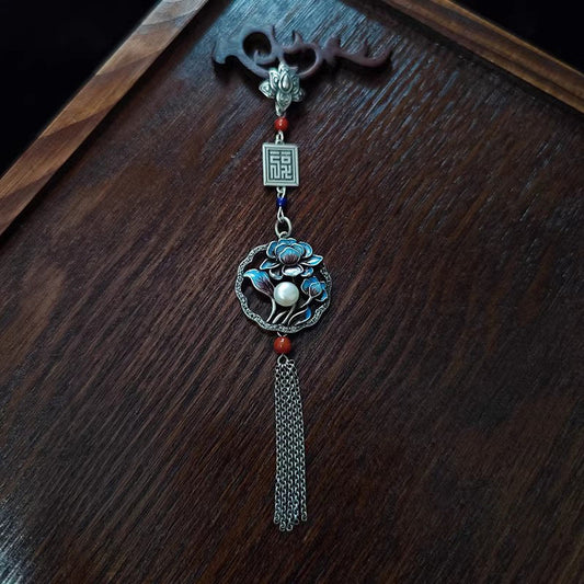 Classic Silver Pendant with Timeless Appeal