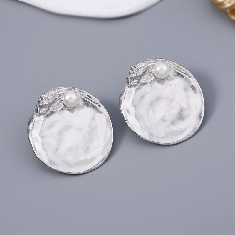 Classic Pearl Earring with Timeless Appeal