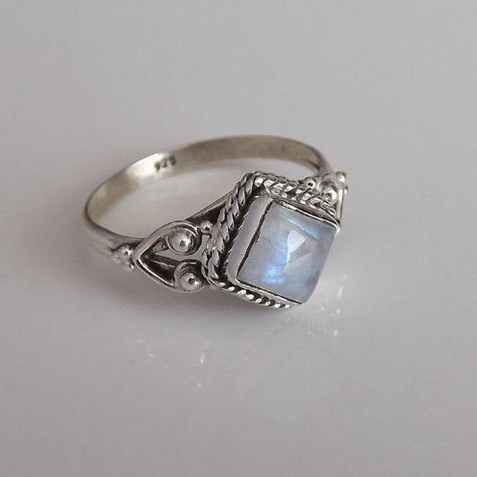 Charming Silver Ring for Any Occasion