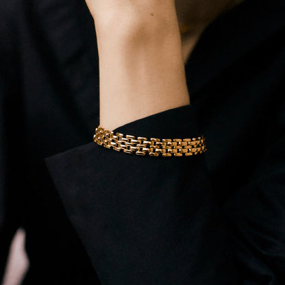 Charming Gold Bracelet for Any Occasion