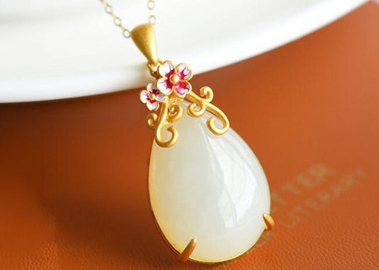 Classic Silver Pendant with Timeless Appeal