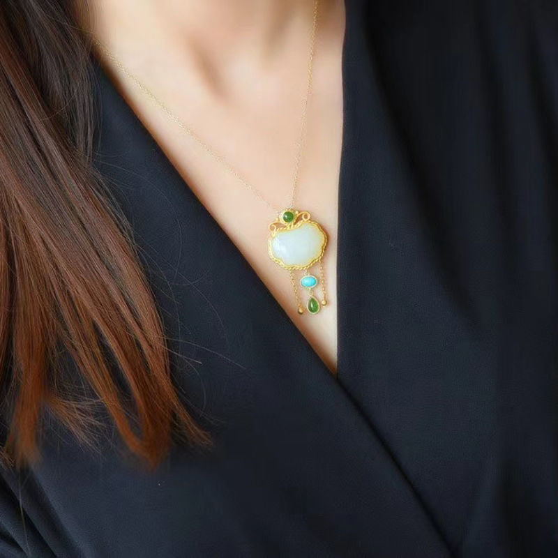 Romantic Gold Pendant for Special Moments