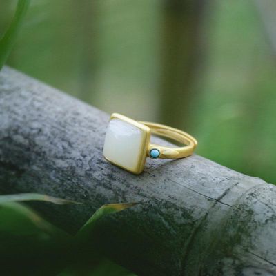 Classic Gold Ring with Timeless Appeal