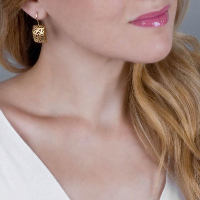 Classic Gold Earring with Timeless Appeal