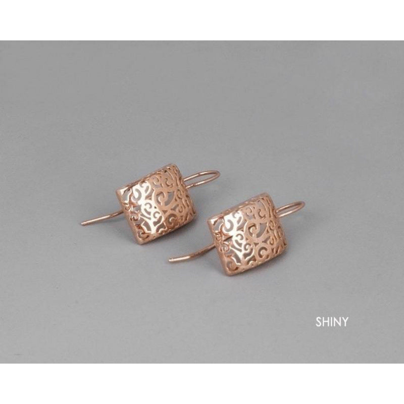 Classic Gold Earring with Timeless Appeal