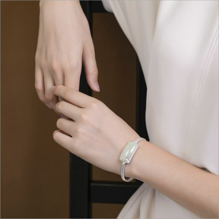 Classic Gold Bracelet with Timeless Appeal