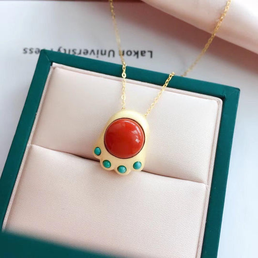 Classic Gold Pendant with Timeless Appeal