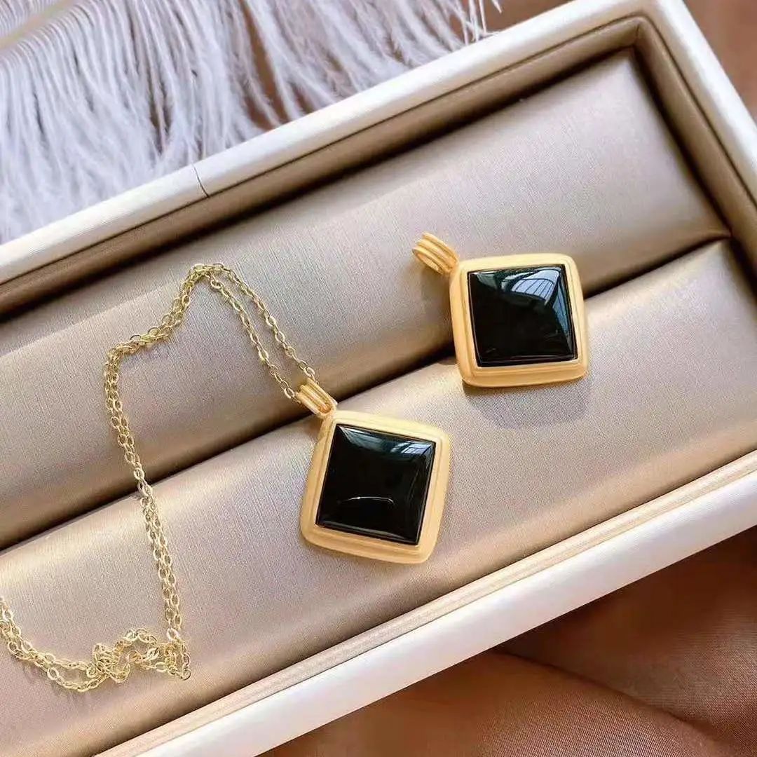 Romantic Gold Necklace for Special Moments
