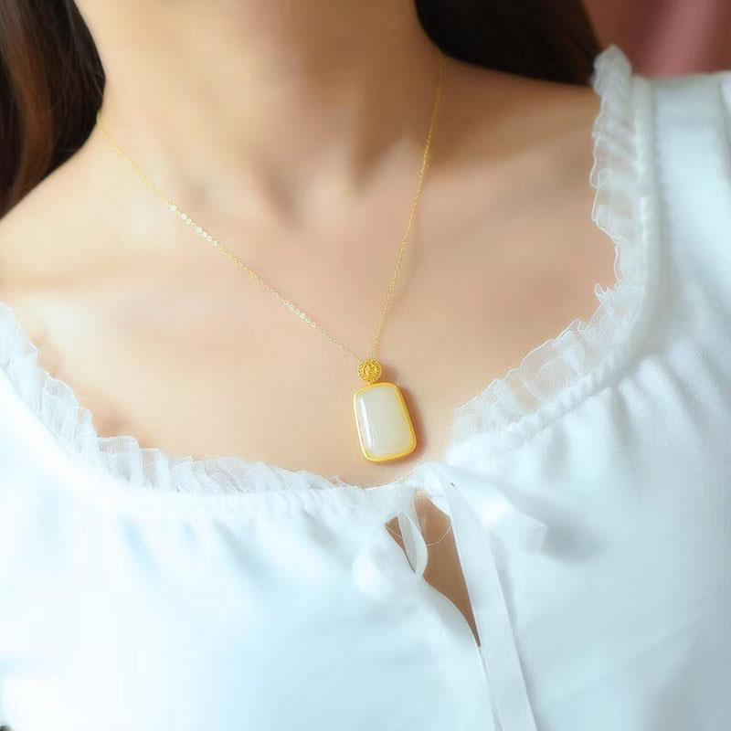 Classic Gold Pendant with Timeless Appeal