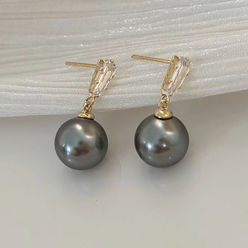 Classic Pearl Earring with Timeless Appeal