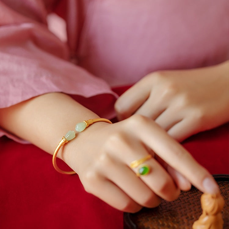 Classic Gold Bracelet with Timeless Appeal