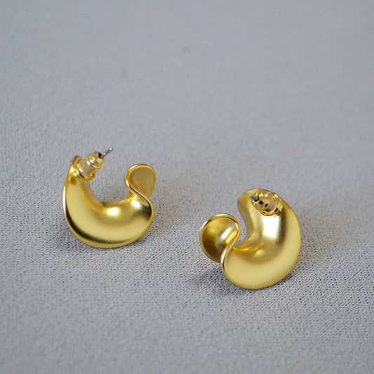 Classic Gold Earring with Timeless Appeal