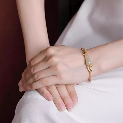 Romantic Gold Bracelet for Special Moments
