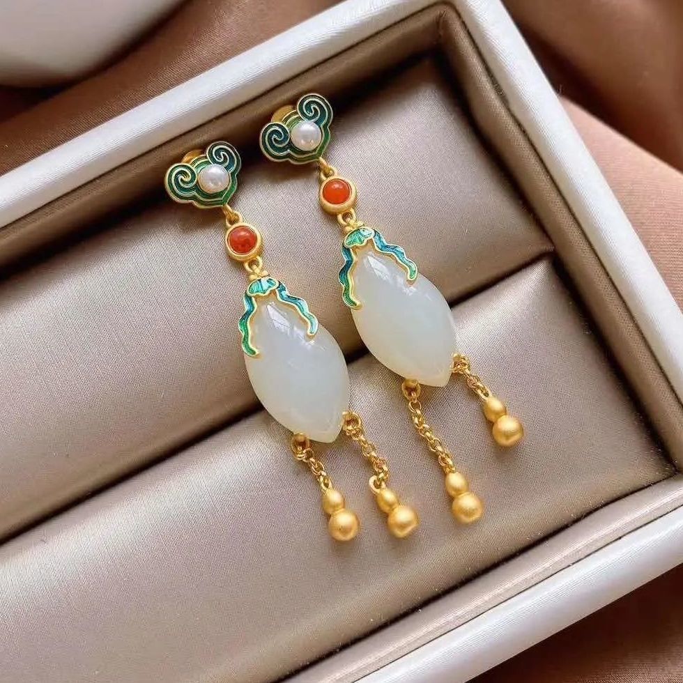 Romantic Pearl Earring for Special Moments