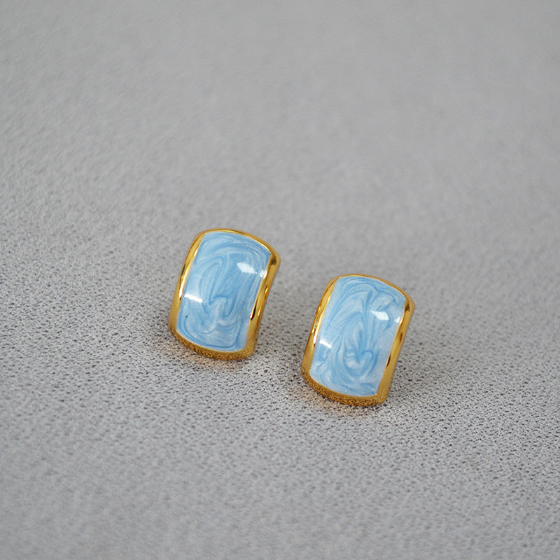 Beautiful Gold Earring with Unique Style