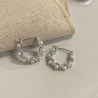Beautiful Pearl Earring with Unique Style