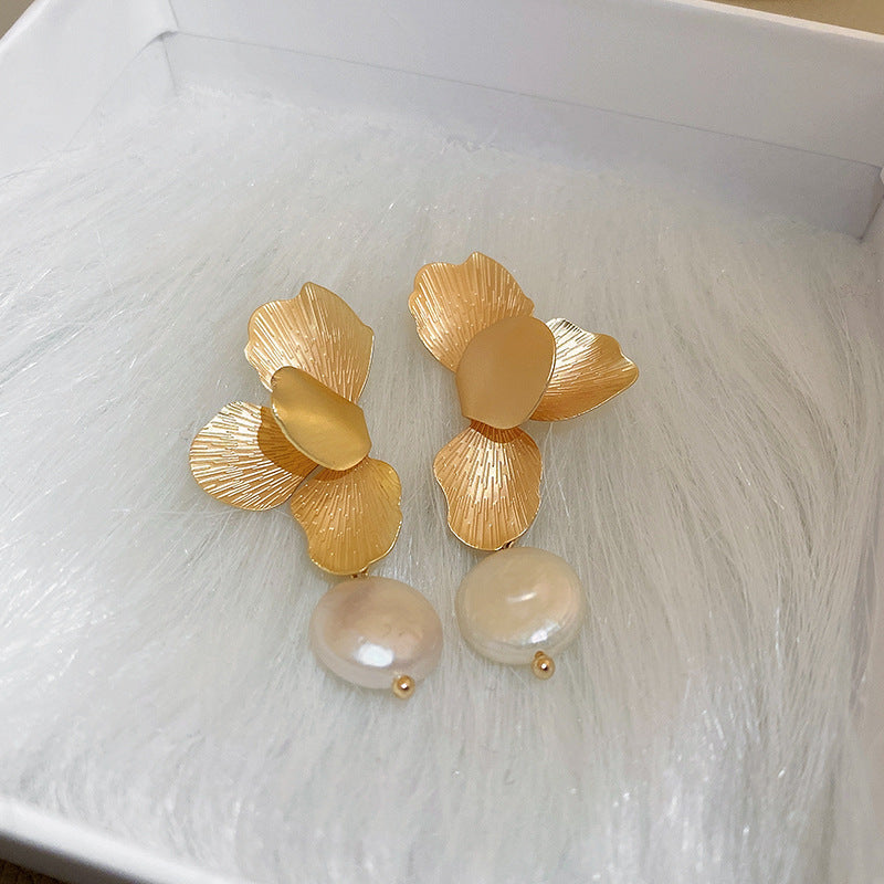 Classic Pearl Earring with Timeless Appeal