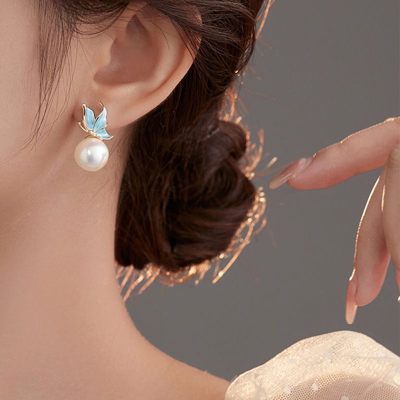 Classic Pearl Earring with Timeless Appeal