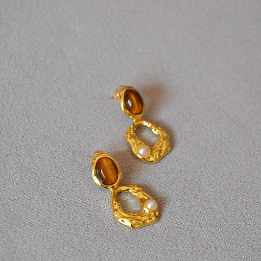Classic Gold Earring with Timeless Appeal