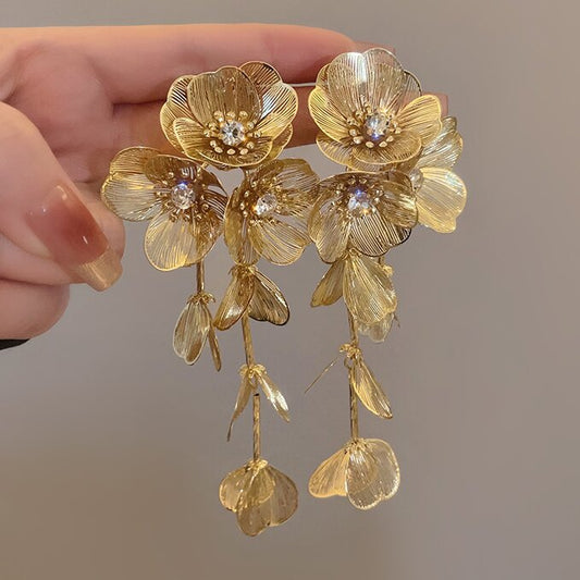 Charming Gold Earring for Any Occasion