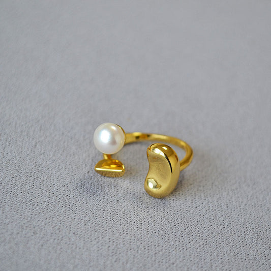 Classic Gold Ring with Timeless Appeal