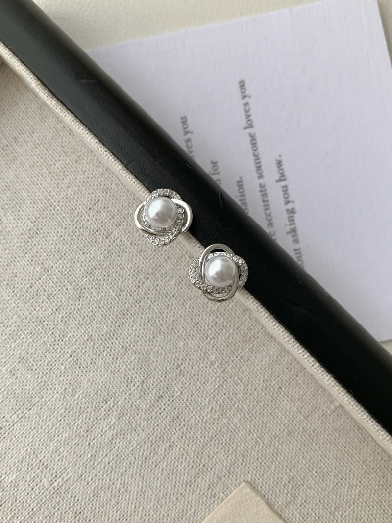 Classic Pearl Earring with Timeless Appeal