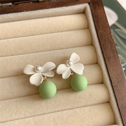 Classic Pearl Earring with Timeless Appeal